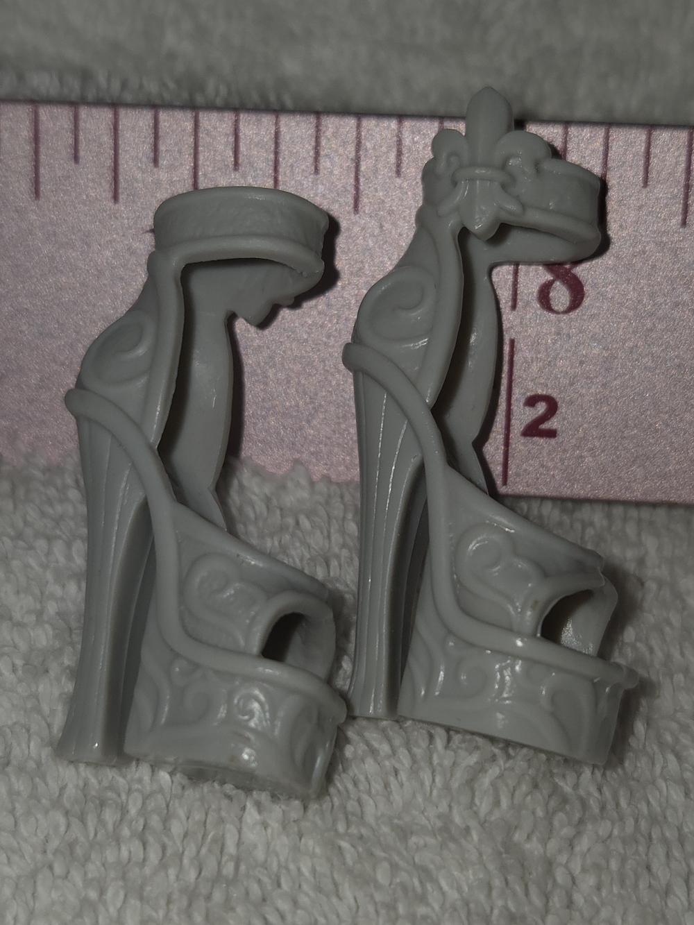Mattel Monster High Rochelle First Wave Grey Doll Platform Heels